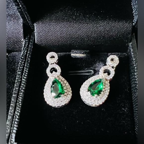 Gold Coast Platinum Plated Emulator Diamond & Emerald Necklace & Earring Set - Picture 5 of 8
